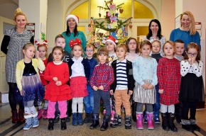 Pięknie ustrojoną przez przedszkolaków choinkę można już zobaczyć w Urzędzie Gminy.